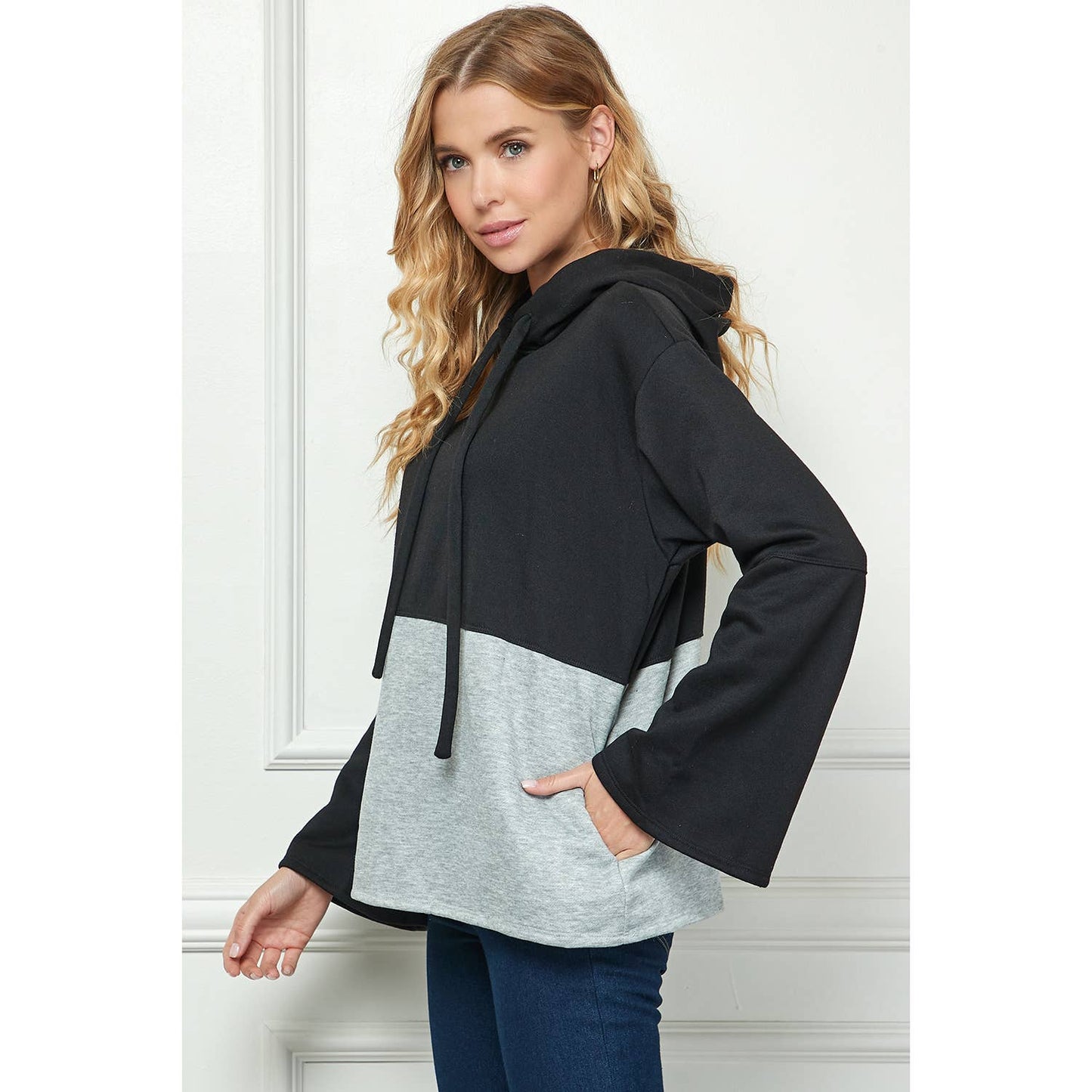 COLOR BLOCKED SWEATSHIRT WITH HOODIE