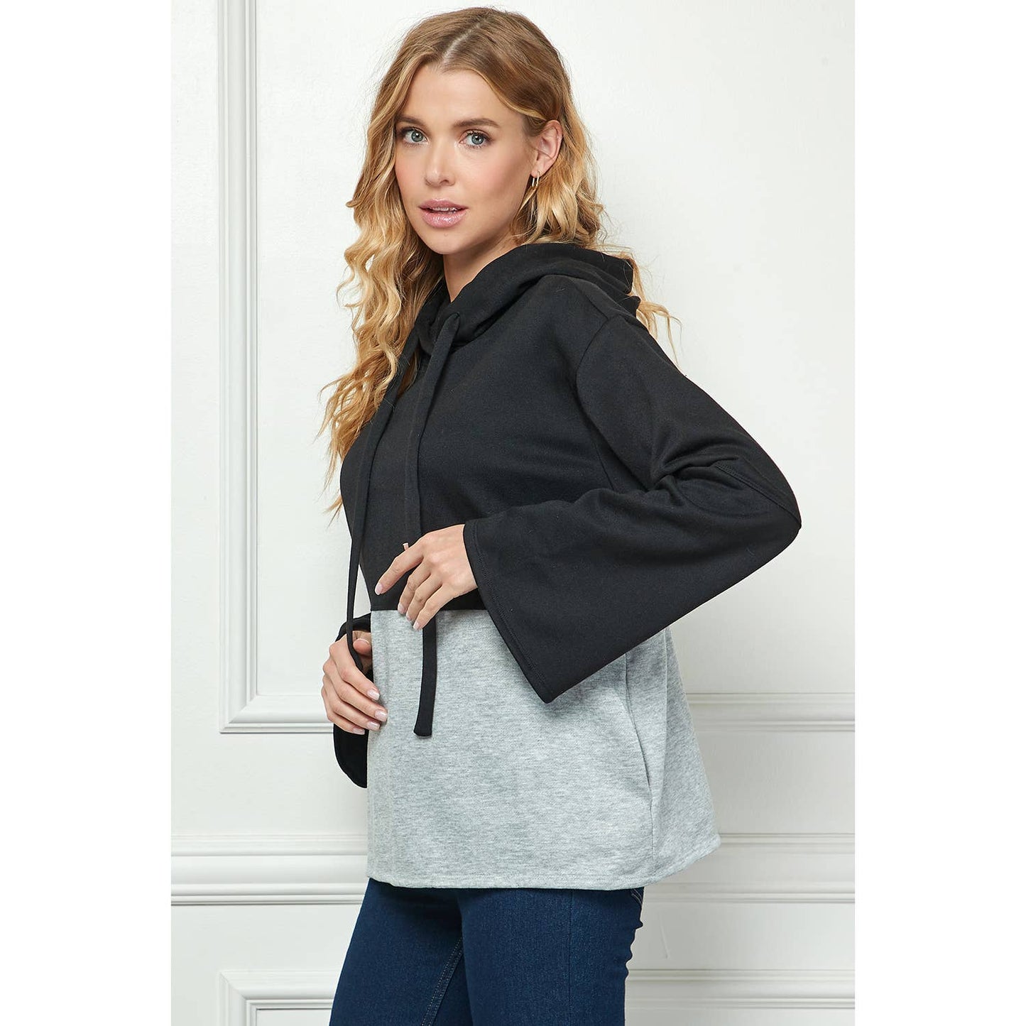 COLOR BLOCKED SWEATSHIRT WITH HOODIE